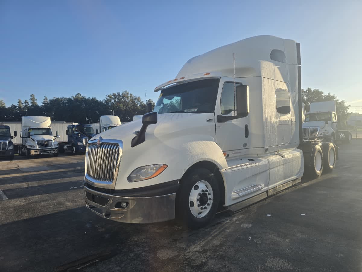 2018 International LT in Tampa, FL — photo 3
