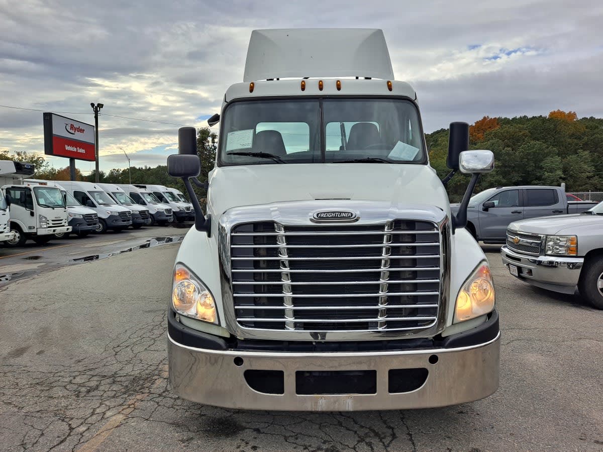 2018 Freightliner Cascadia in Salisbury, MA — photo 2