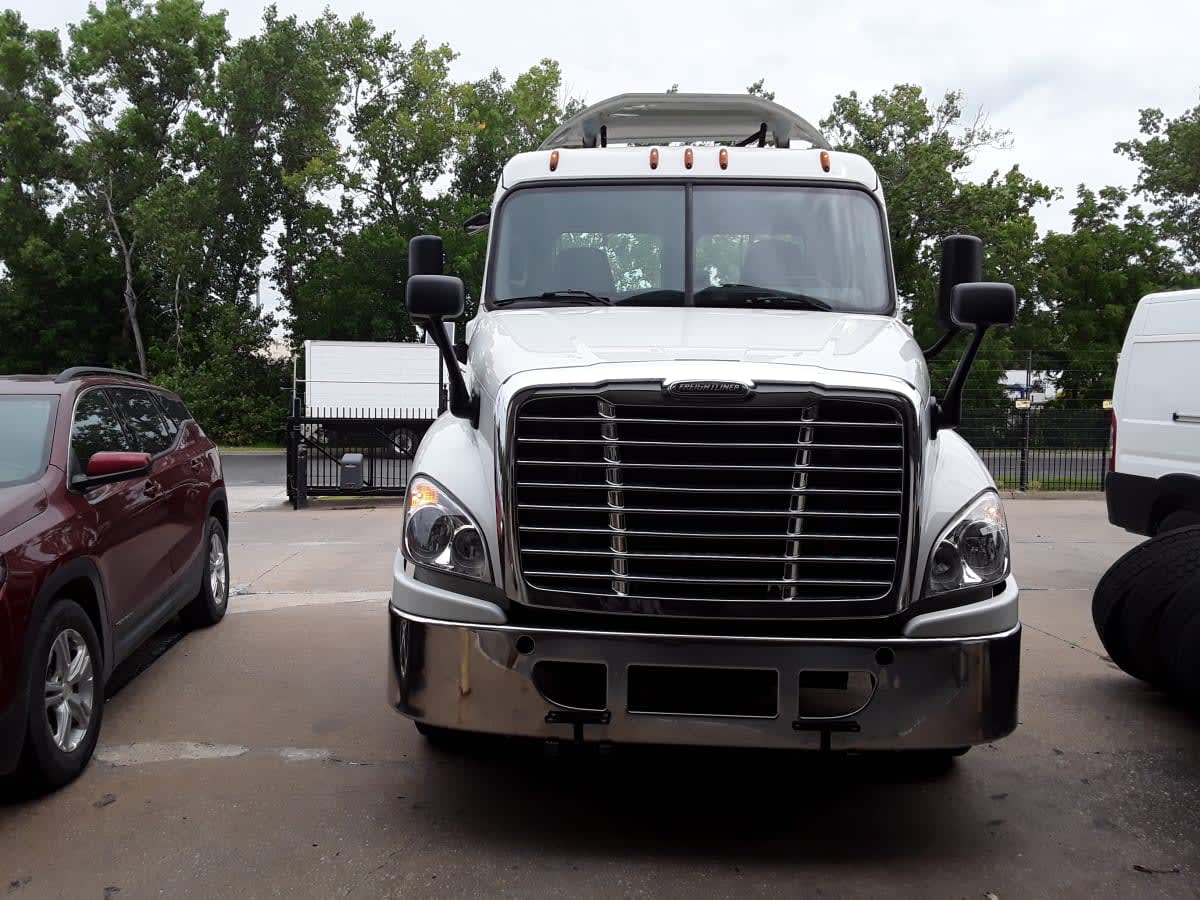 2018 Freightliner Cascadia in Kansas City, MO — photo 2