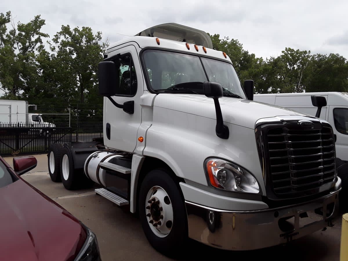 2018 Freightliner Cascadia in Kansas City, MO — photo 3