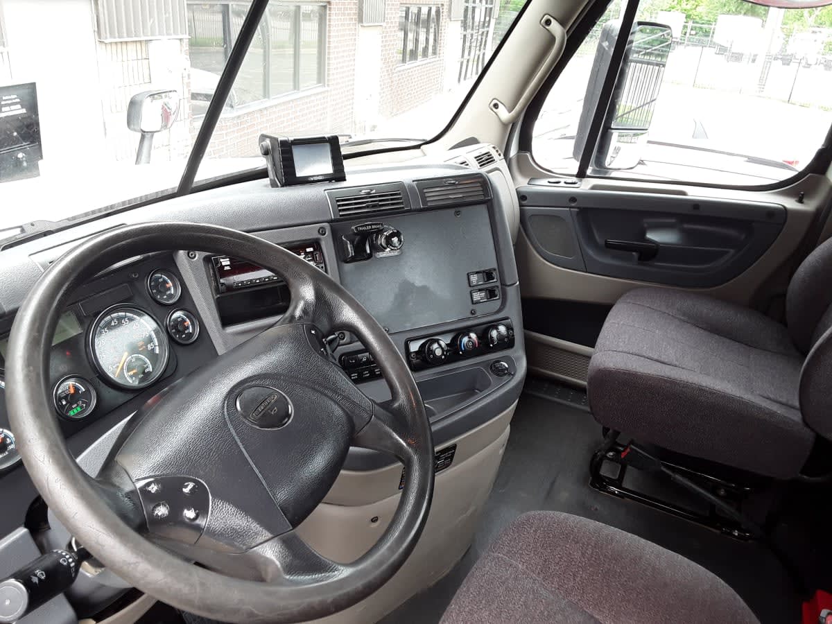 2018 Freightliner Cascadia in Kansas City, MO — photo 7