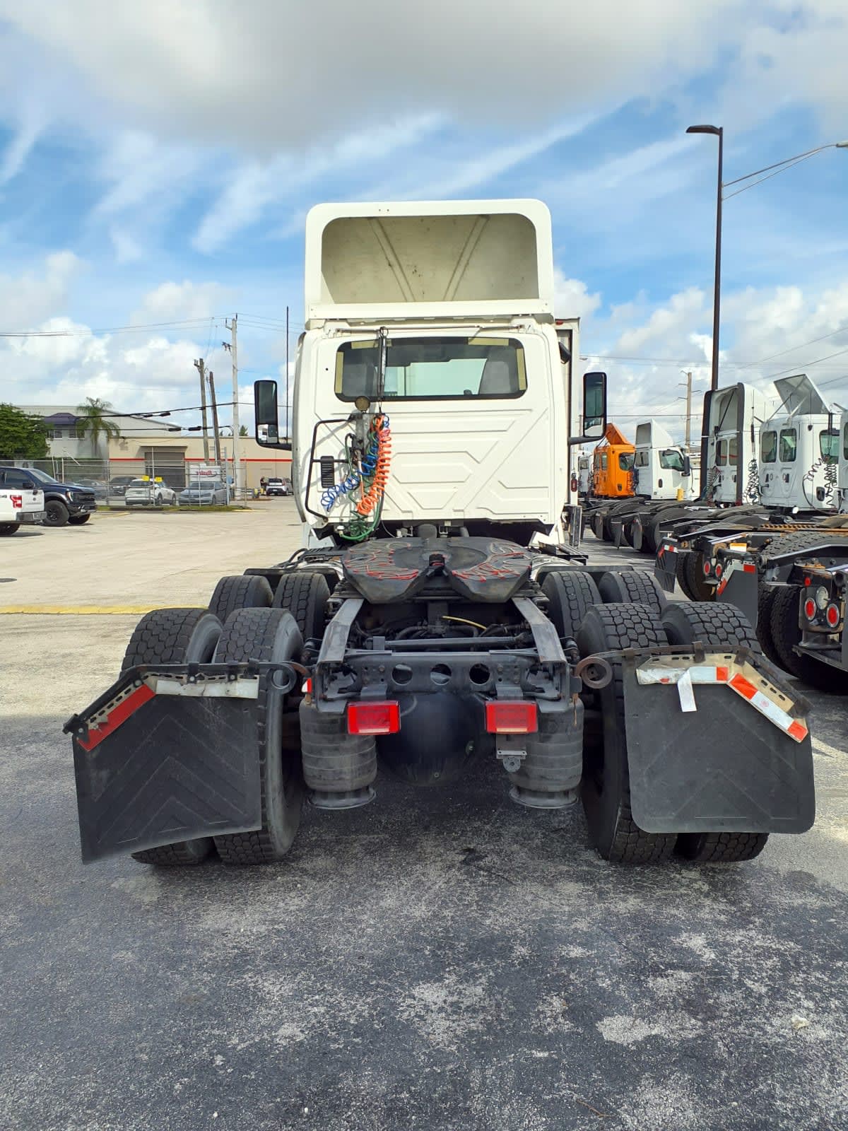 2018 International - image 5