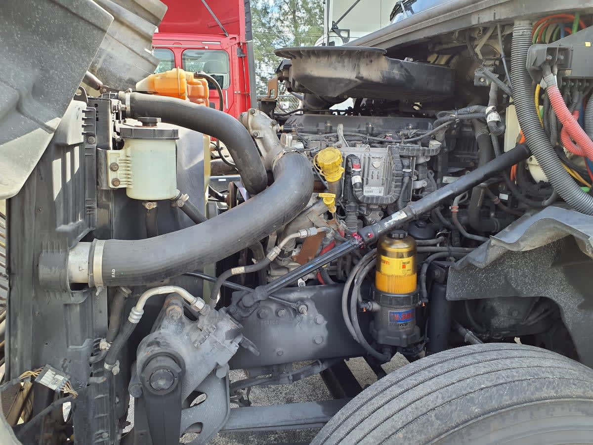 2018 International - image 8