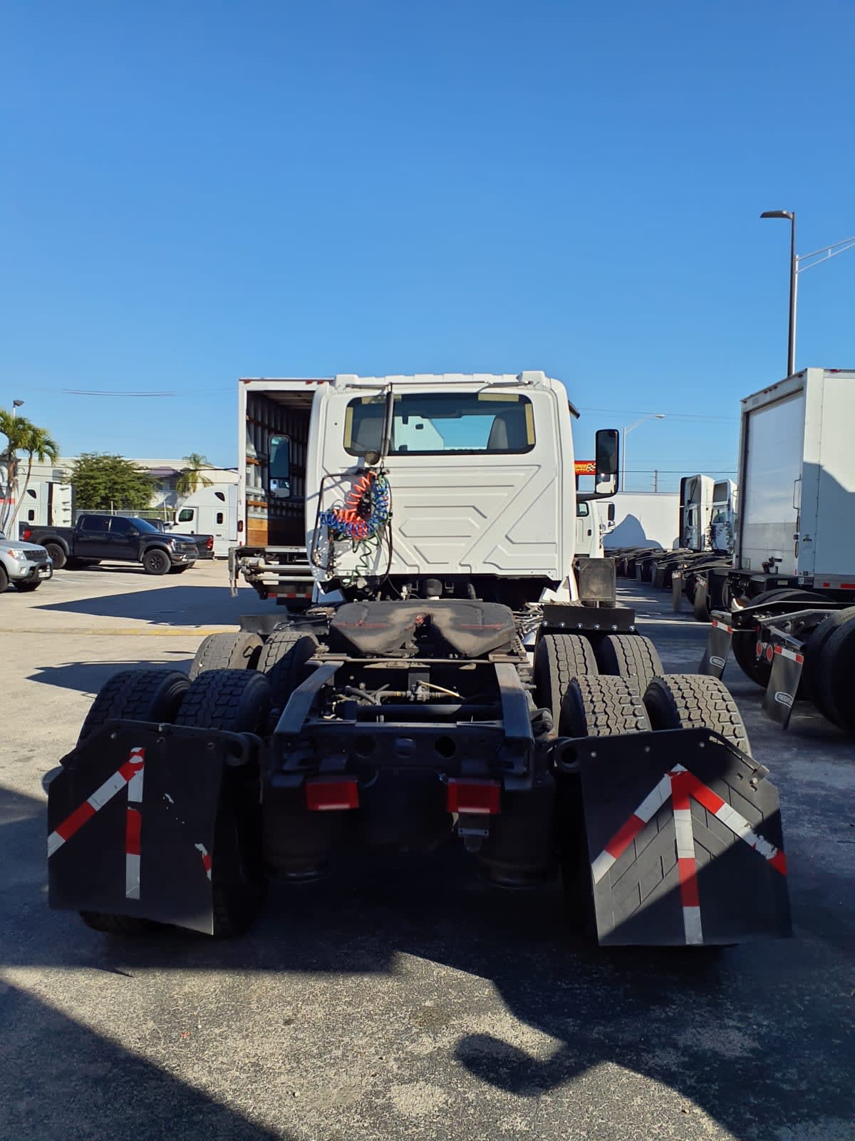 2018 International - image 5