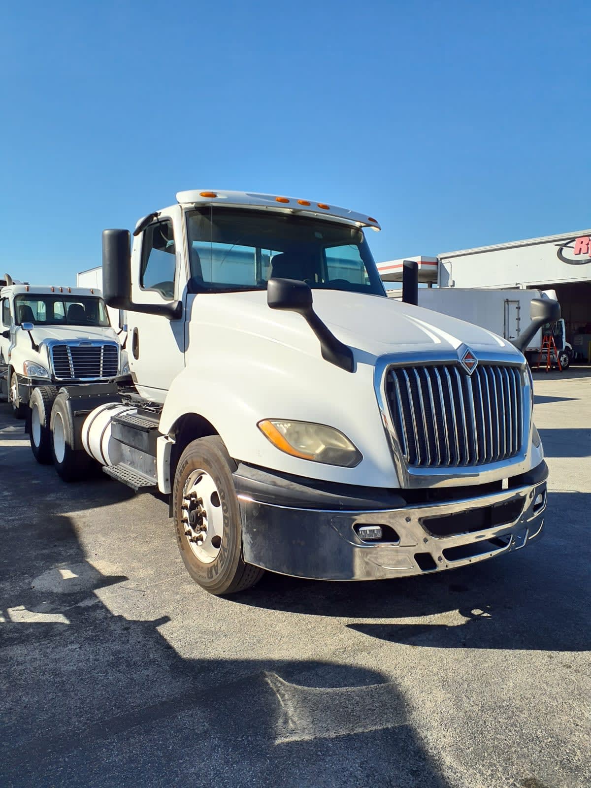 2018 International - image 3