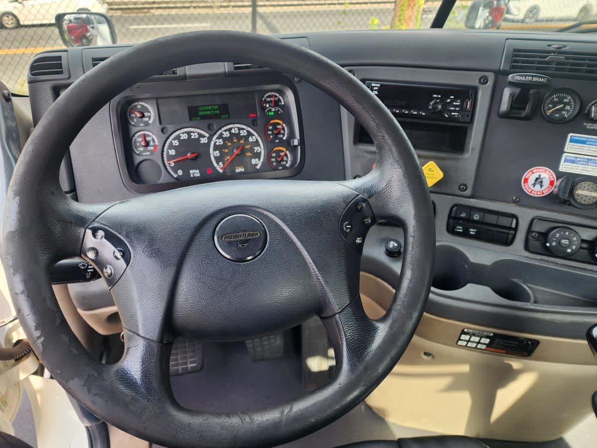 2018 Freightliner Cascadia in Newark, NJ — photo 8
