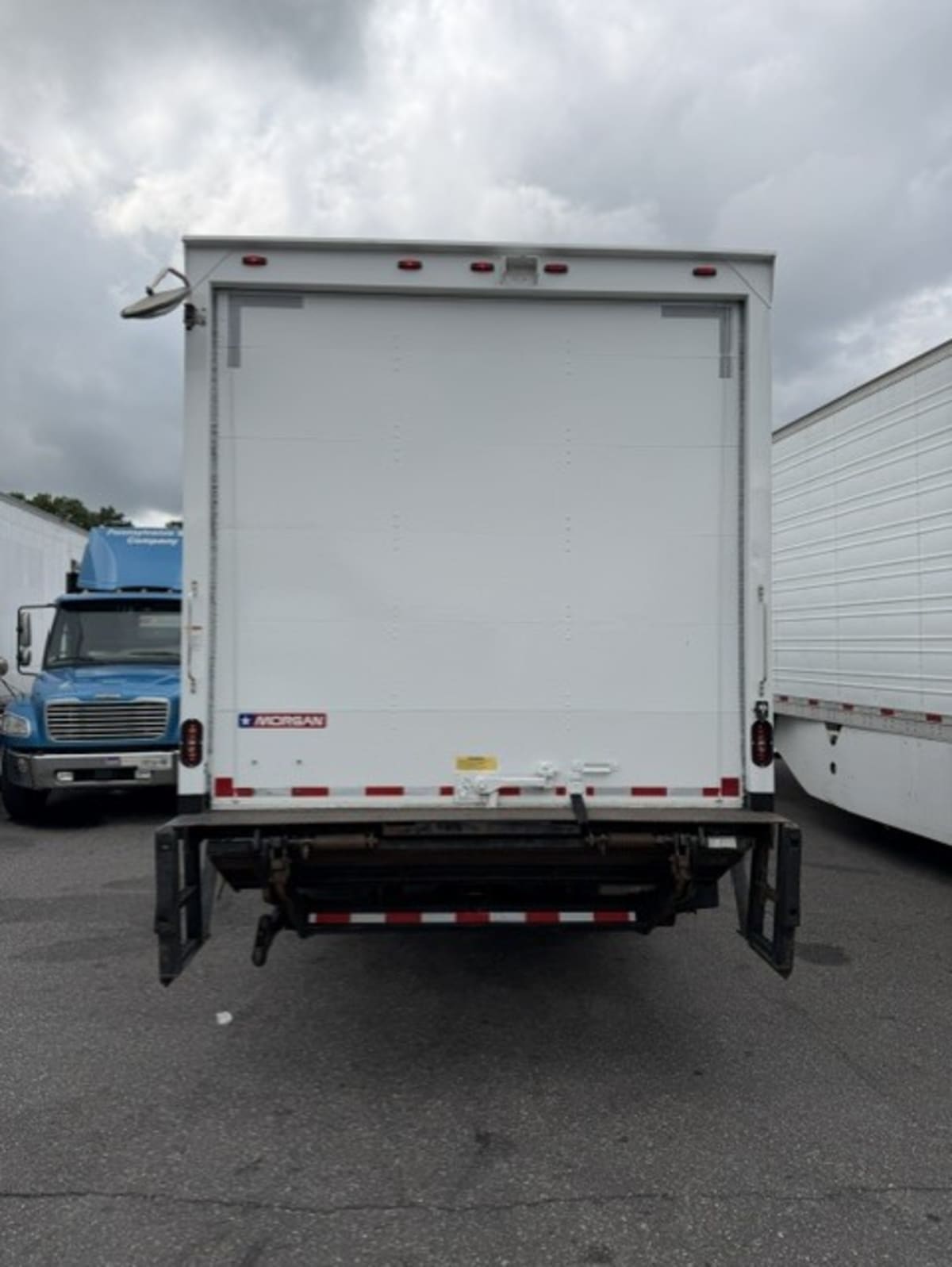 2018 Isuzu NRR in Farmingdale, NY — photo 5