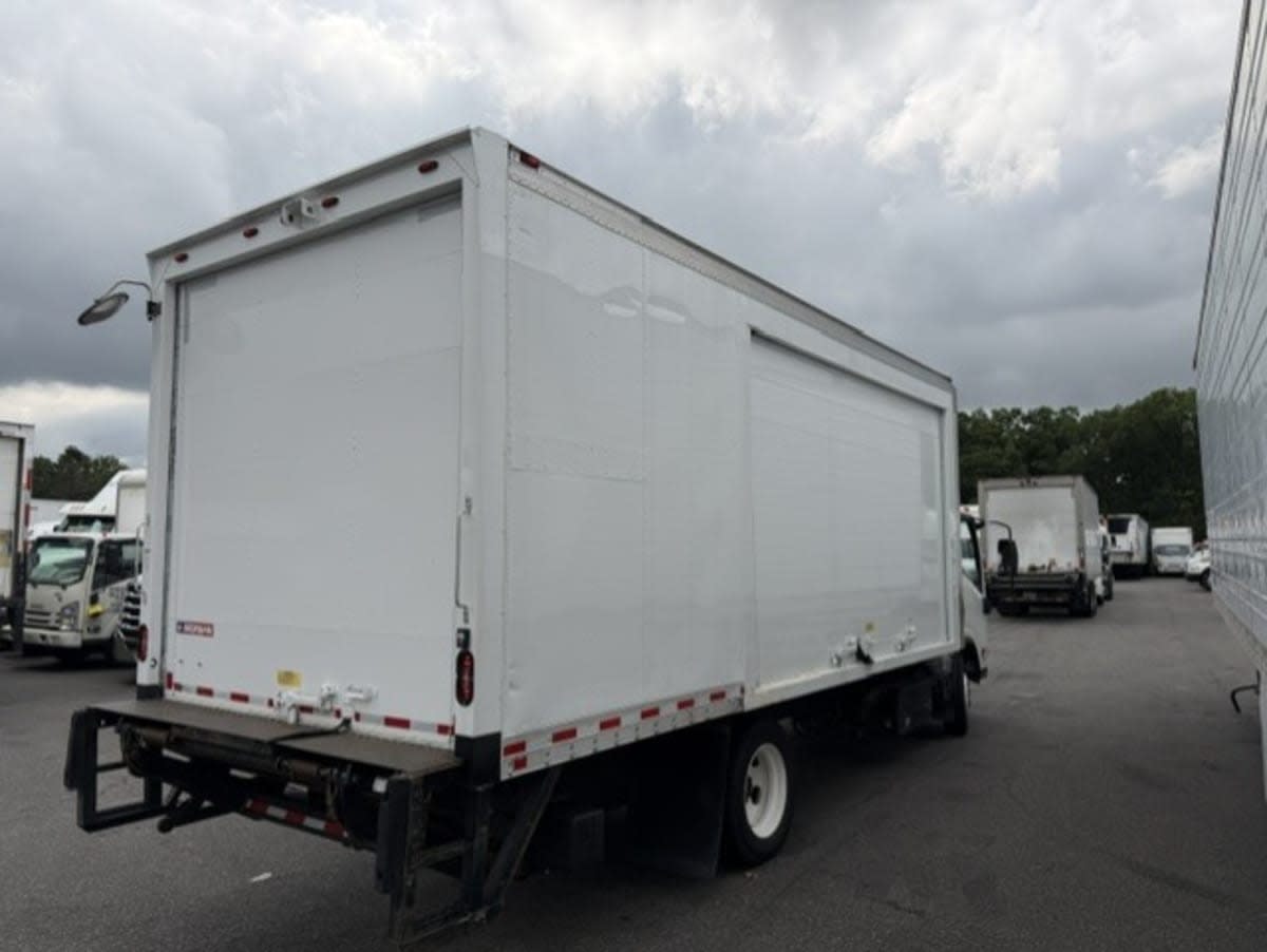 2018 Isuzu NRR in Farmingdale, NY — photo 4