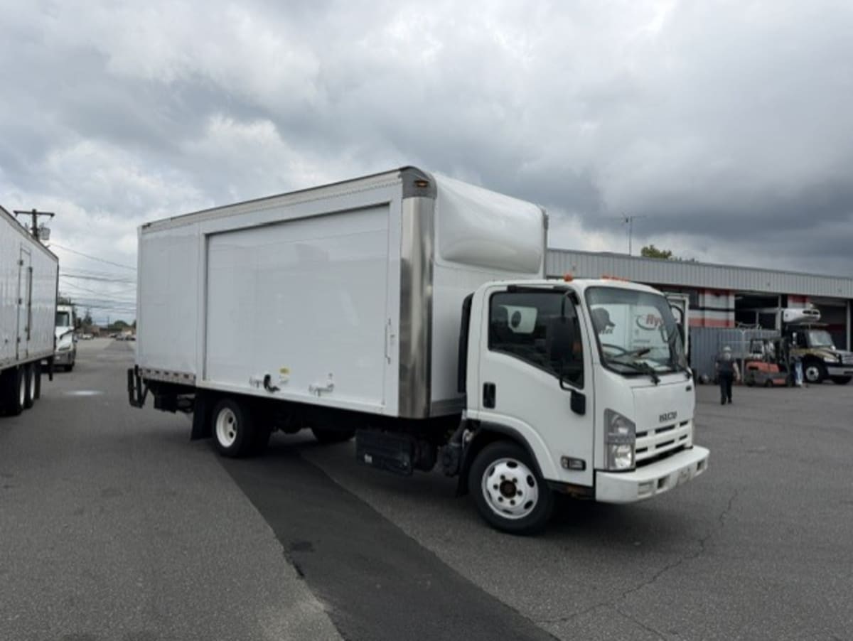 2018 Isuzu NRR in Farmingdale, NY — photo 3