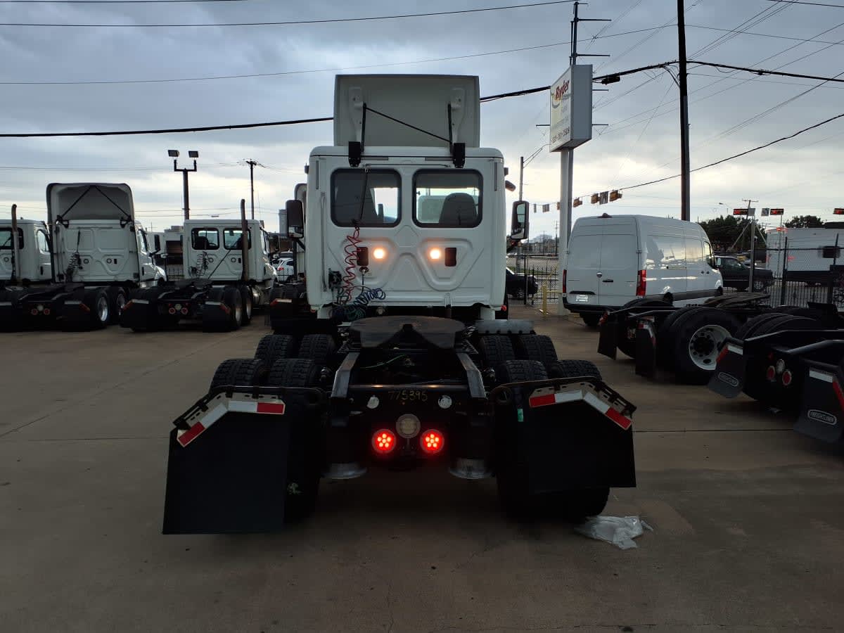 2016 Freightliner Cascadia in Dallas, TX — photo 5