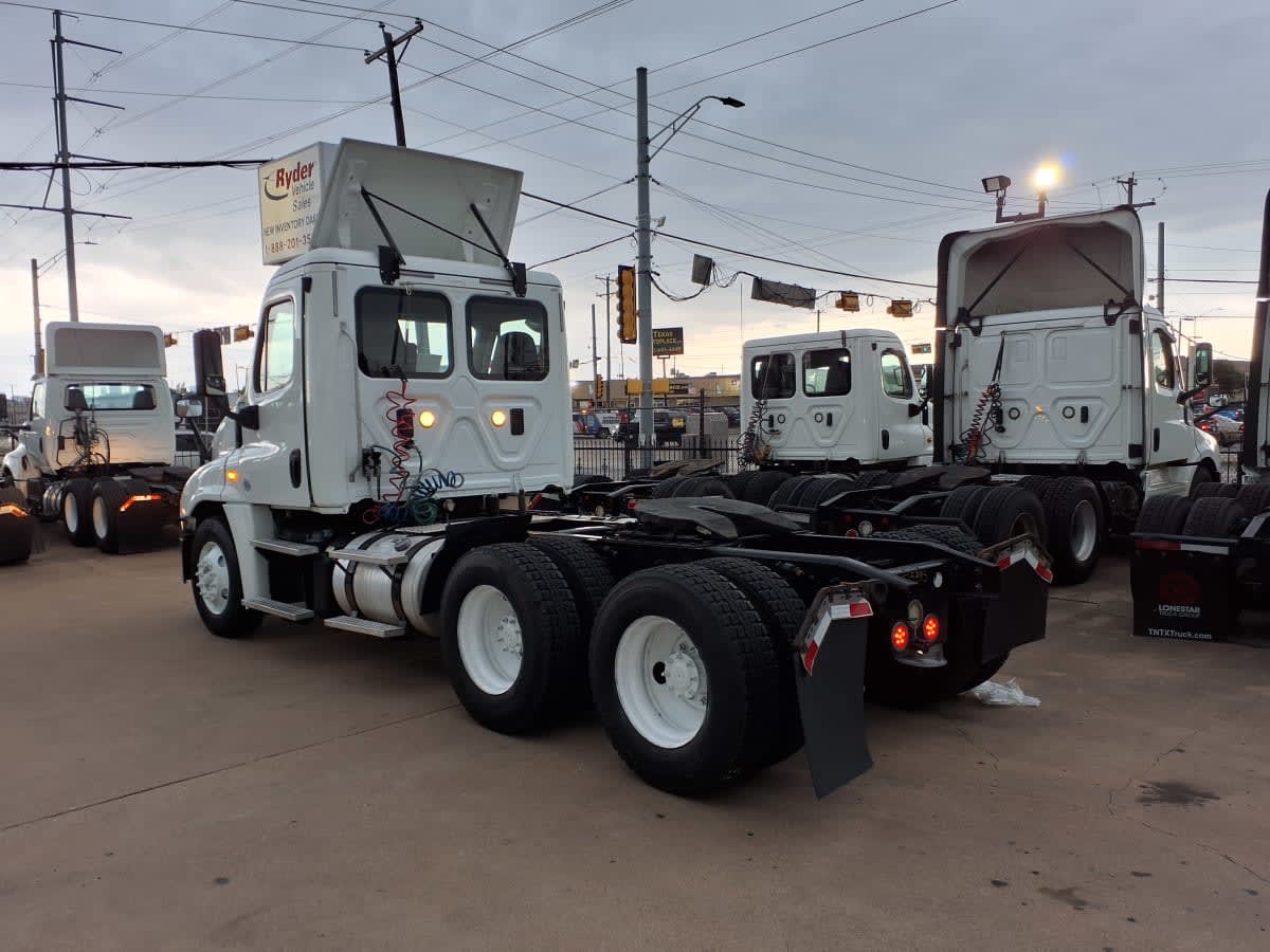 2016 Freightliner Cascadia in Dallas, TX — photo 6