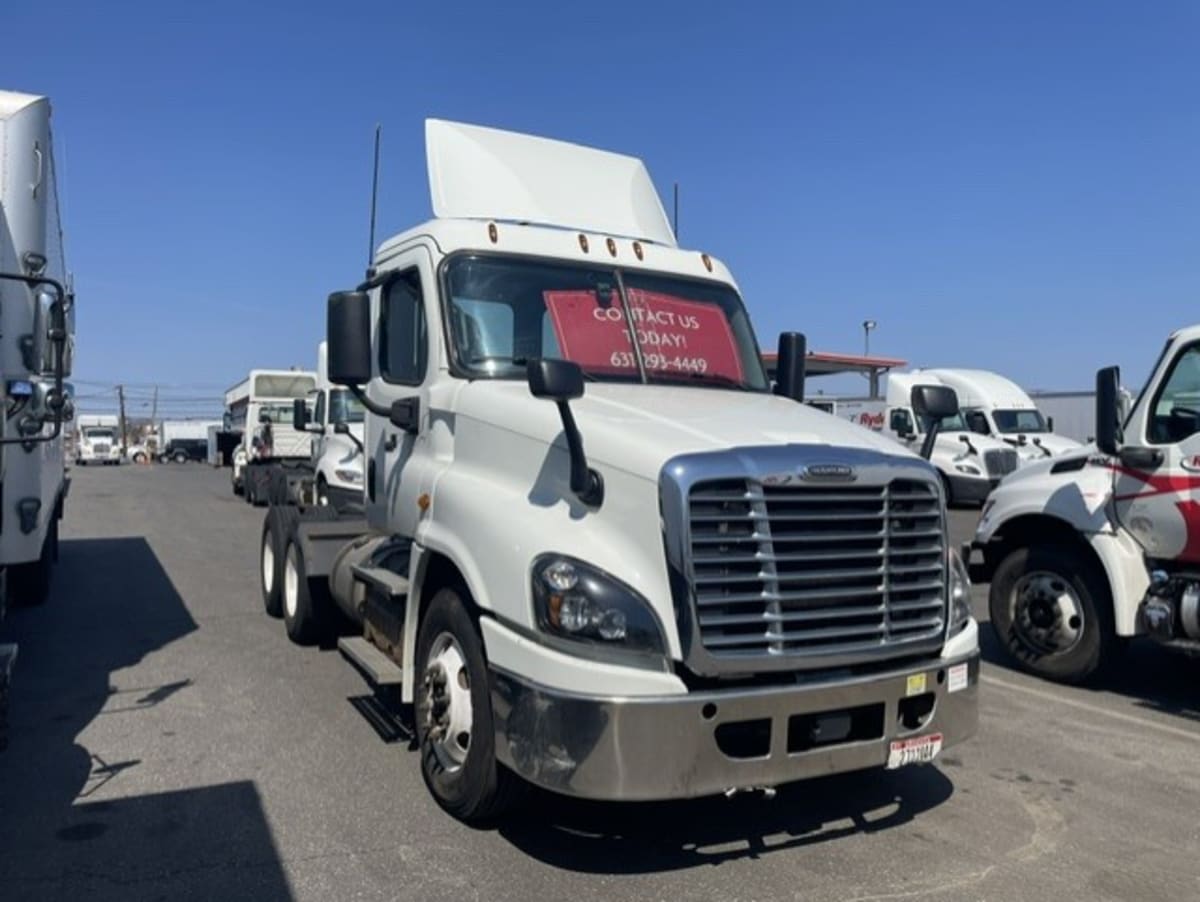 2018 Freightliner Cascadia in Farmingdale, NY — photo 3