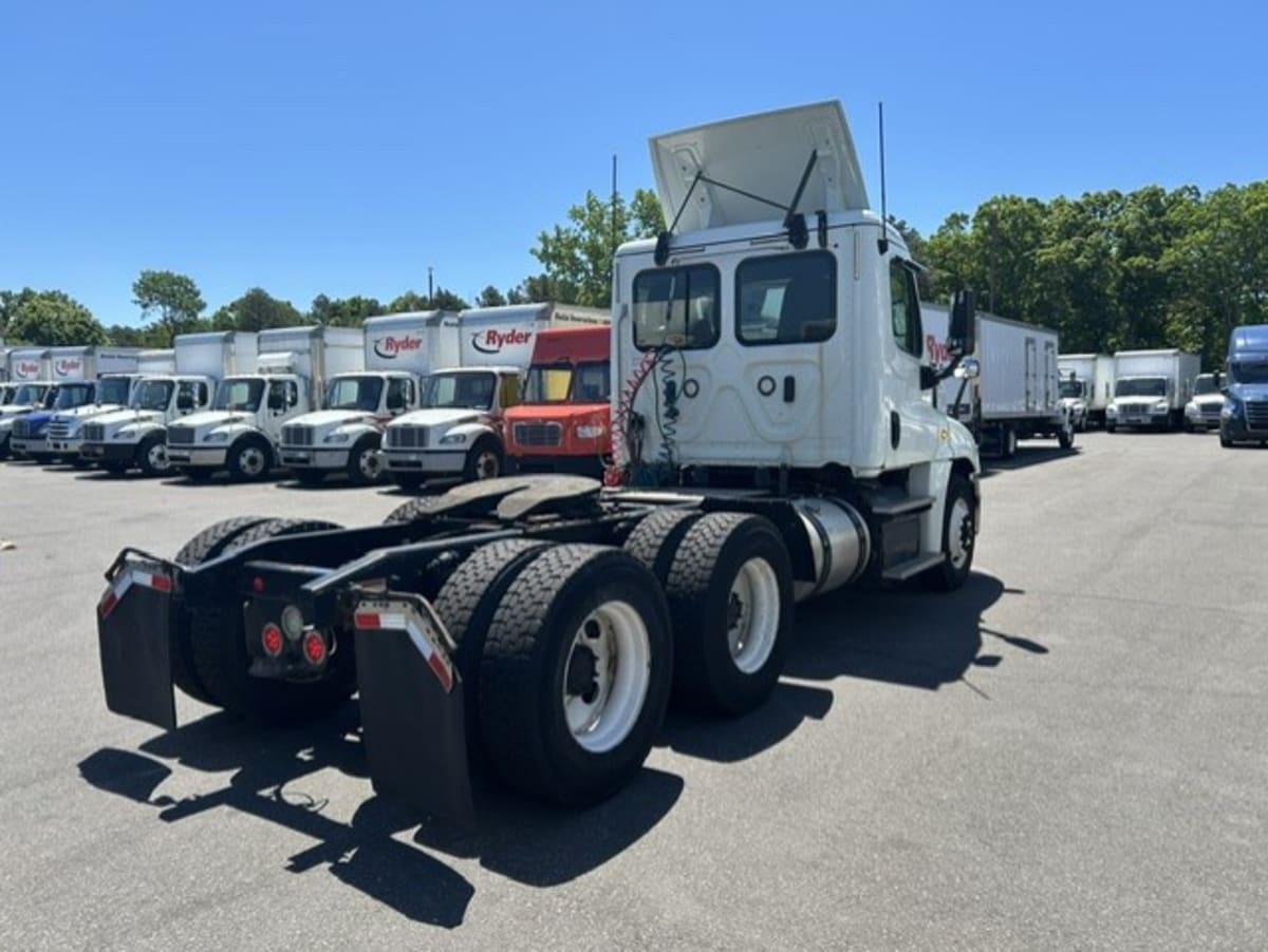 2018 Freightliner Cascadia in Farmingdale, NY — photo 4