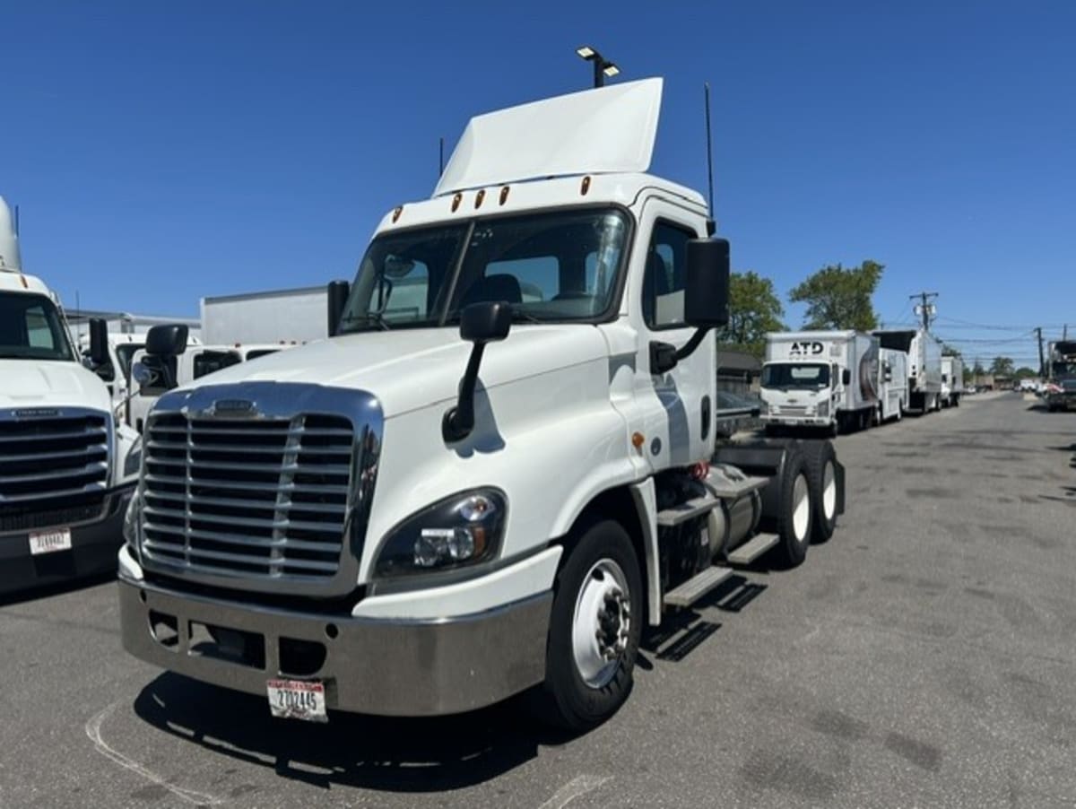 2018 Freightliner Cascadia in Farmingdale, NY