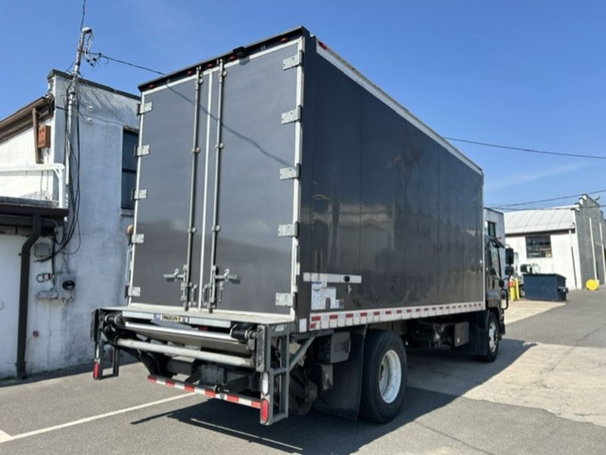 2018 Isuzu FTR in Farmingdale, NY — photo 4