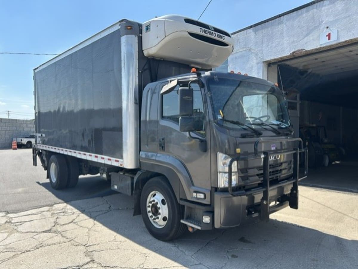 2018 Isuzu FTR in Farmingdale, NY — photo 3