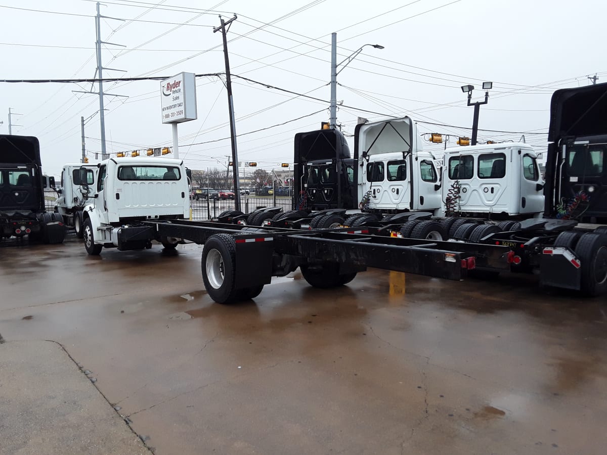 2018 Freightliner M2 106 in Dallas, TX — photo 6