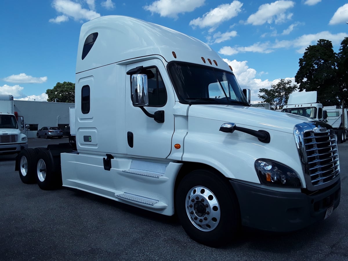 2018 Freightliner Cascadia in Allentown, PA — photo 3