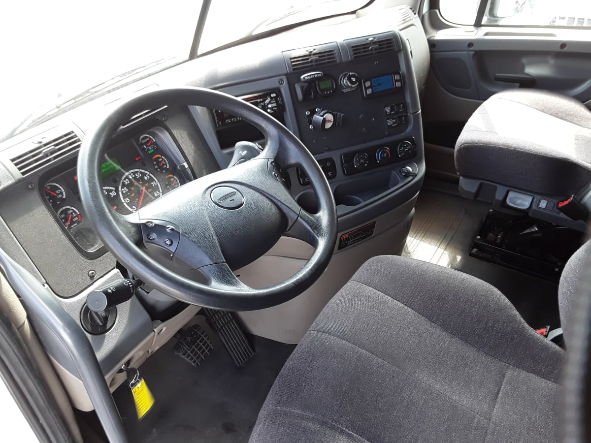 2018 Freightliner Cascadia in Allentown, PA — photo 7
