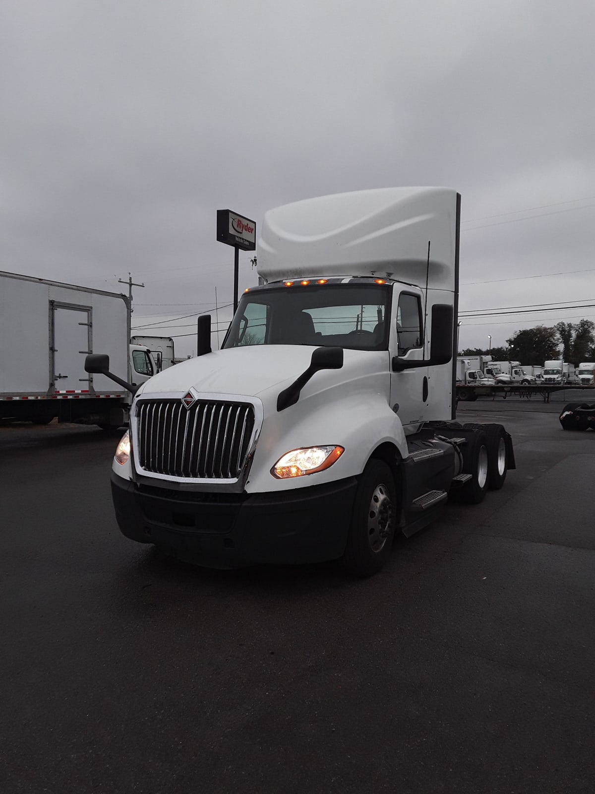 2018 Navistar International LT625 DAYCAB T/A 785251