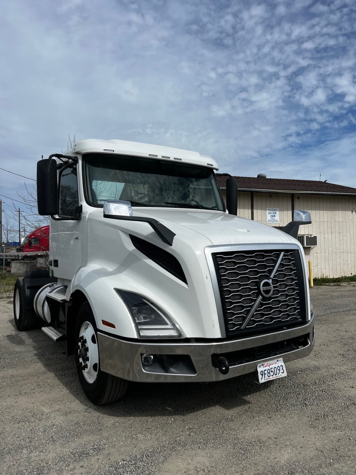 2019 Volvo - image 3