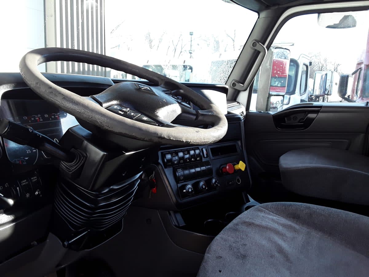 2018 Navistar International LT625 DAYCAB T/A 789856