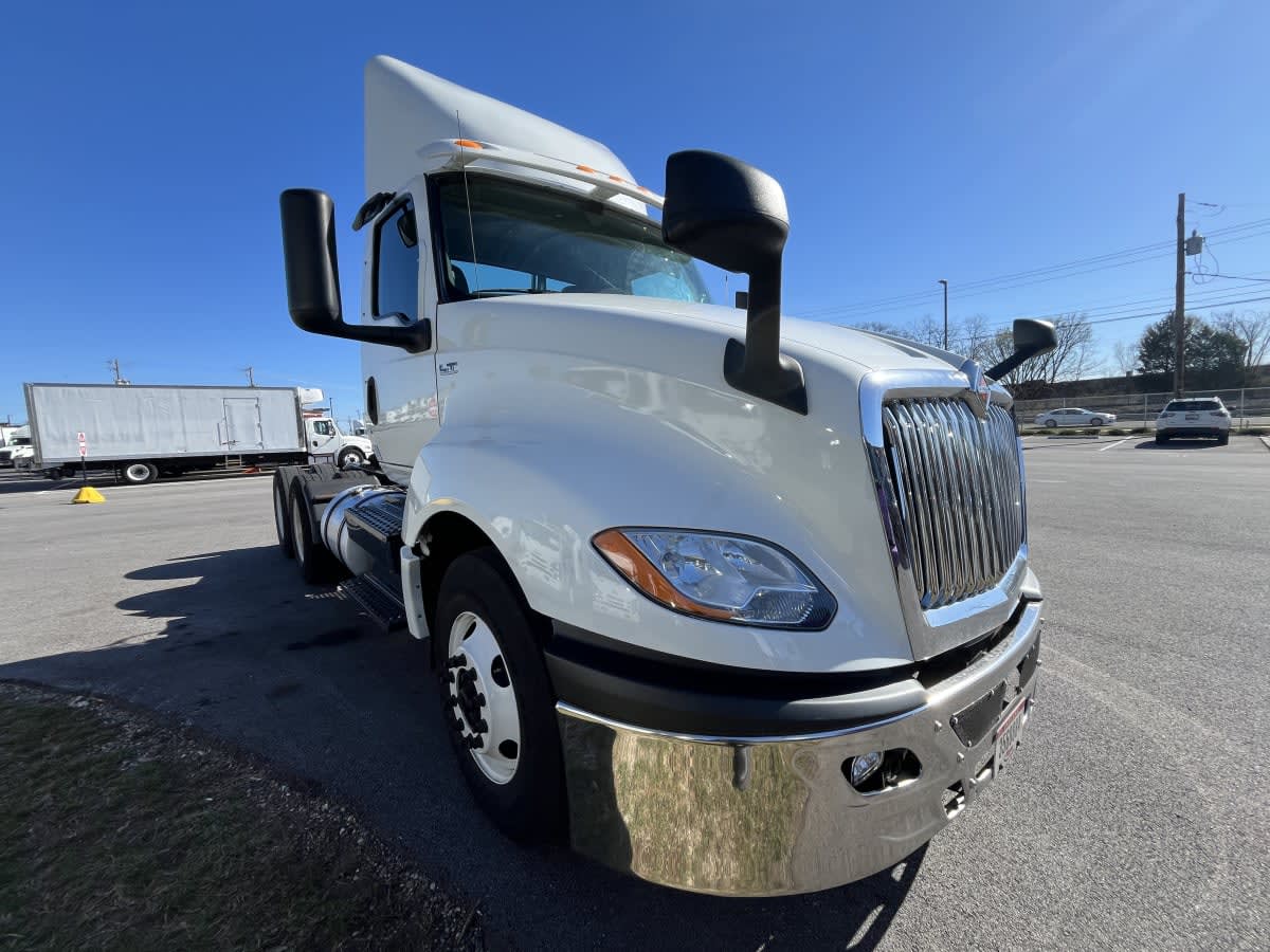 2018 International - image 3