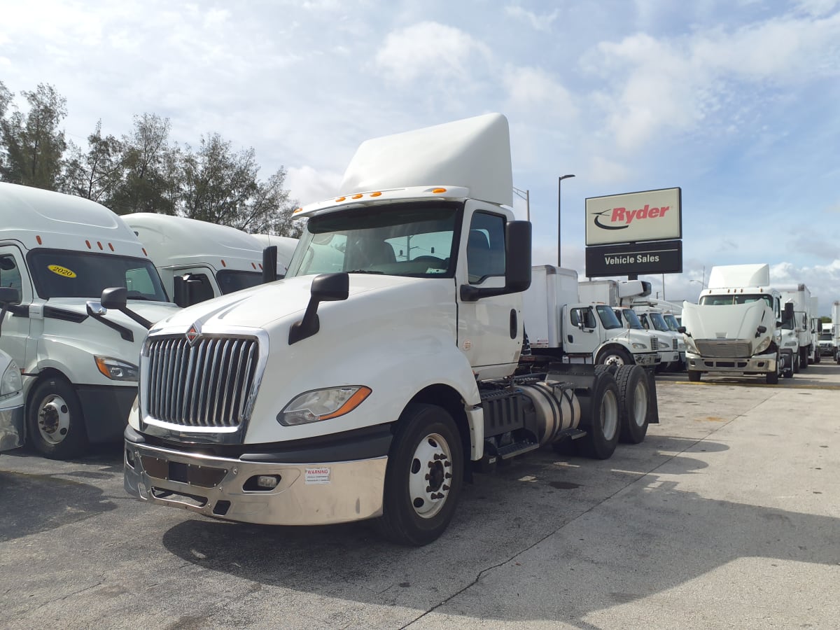 2018 Navistar International LT625 DAYCAB T/A 790302