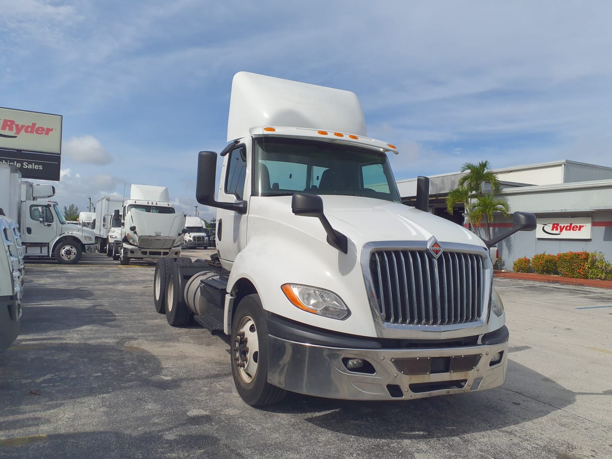 2018 Navistar International LT625 DAYCAB T/A 790302