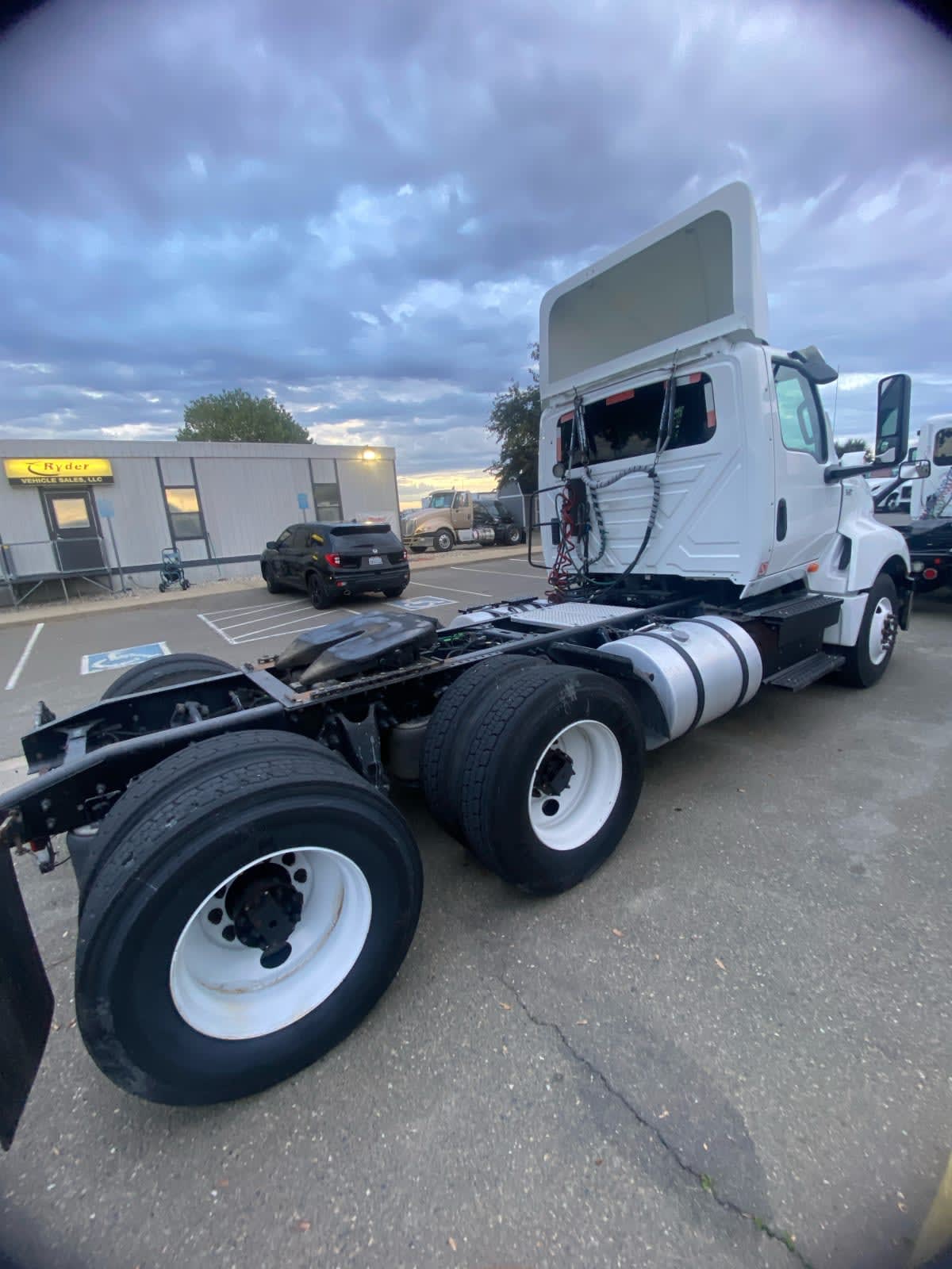 2018 International - image 4