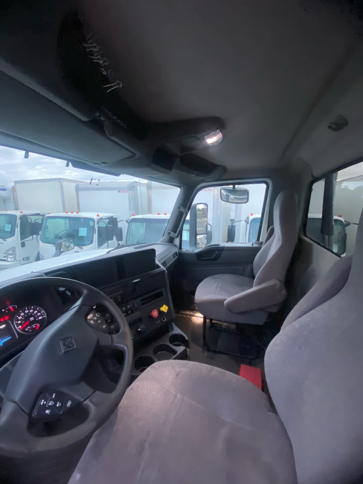 2018 International - image 7