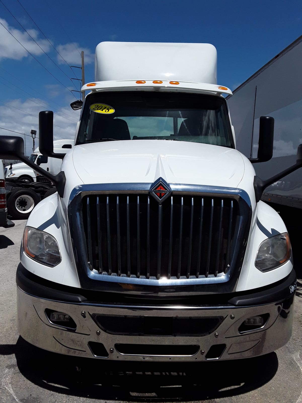 2018 Navistar International LT625 DAYCAB T/A 800325