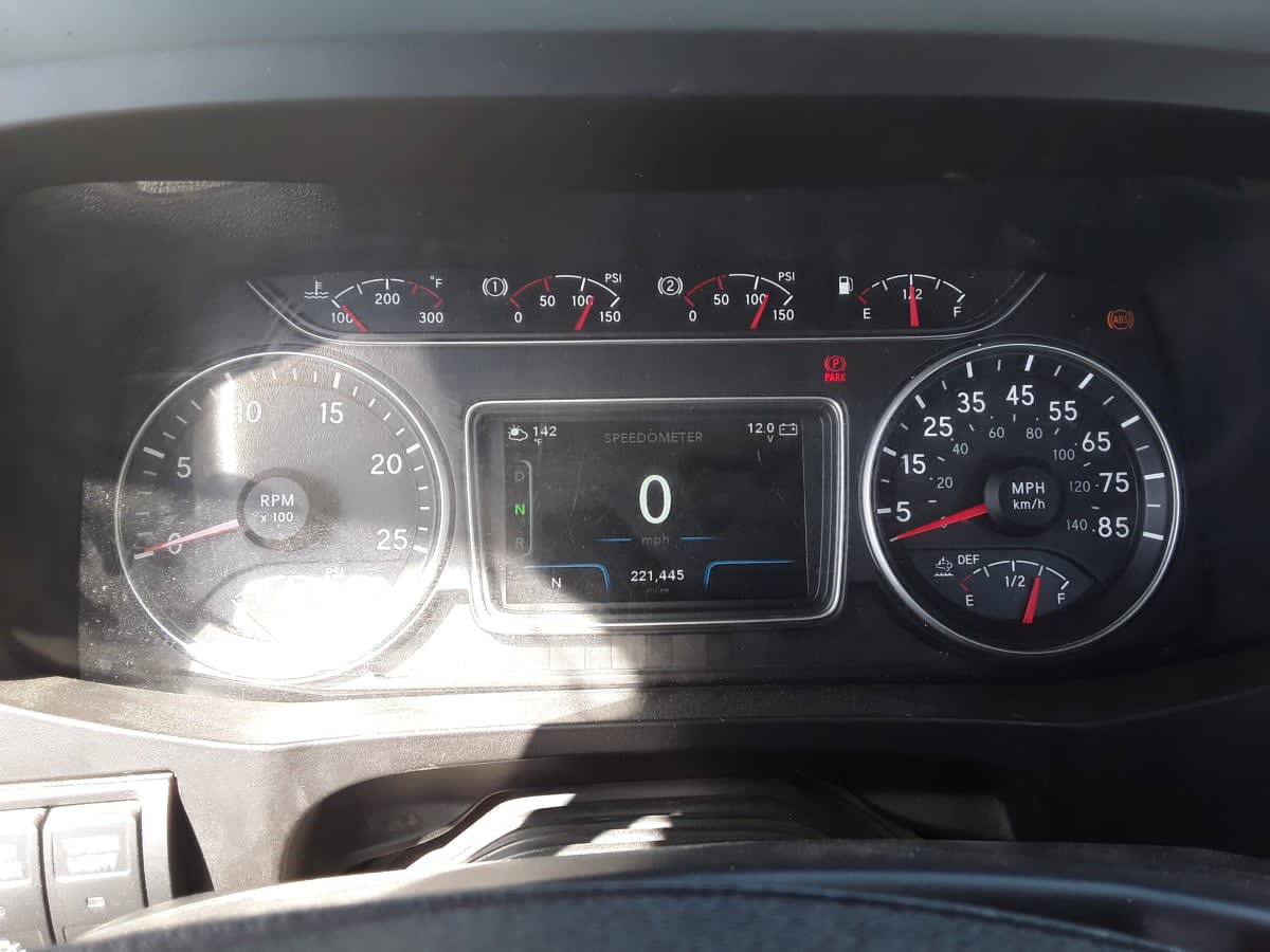 2018 International - image 9