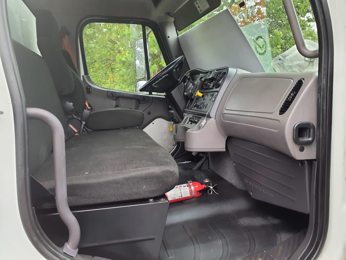 2018 Freightliner M2 106 802163