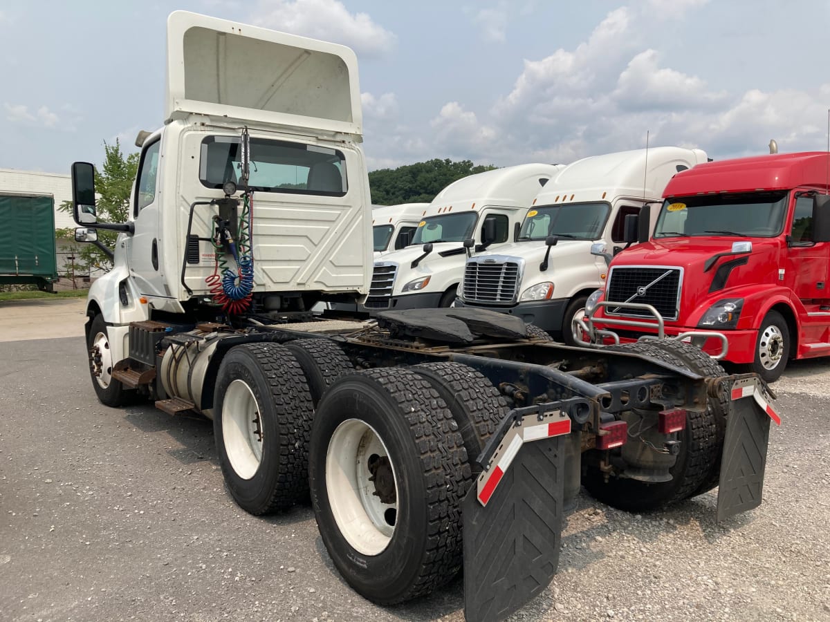 2019 Navistar International LT625 DAYCAB T/A 802421