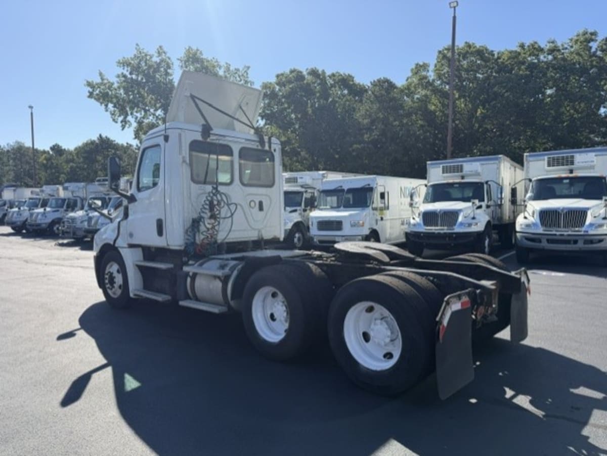 2018 Freightliner Cascadia in Farmingdale, NY — photo 6