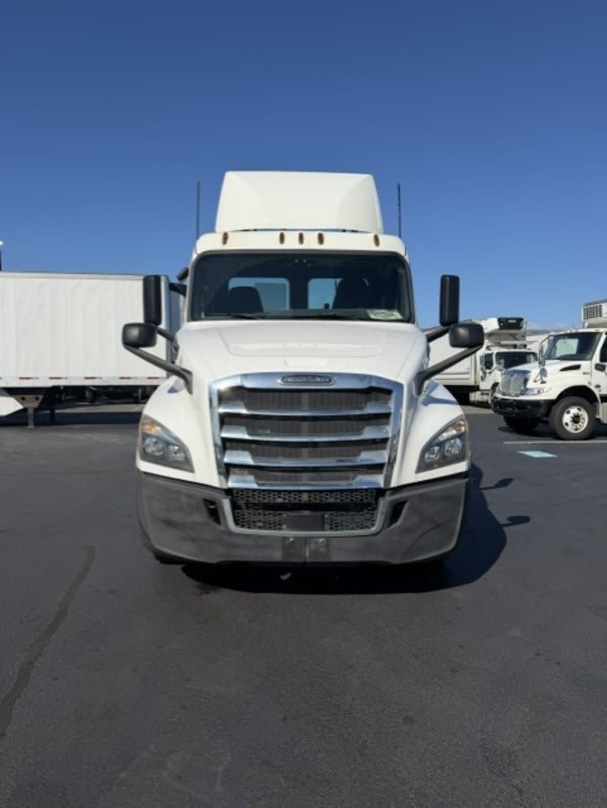 2018 Freightliner Cascadia in Farmingdale, NY — photo 2