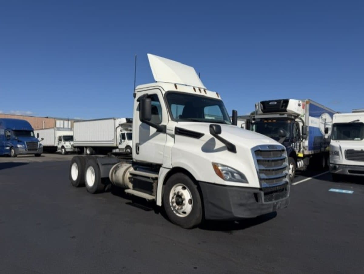 2018 Freightliner Cascadia in Farmingdale, NY — photo 3