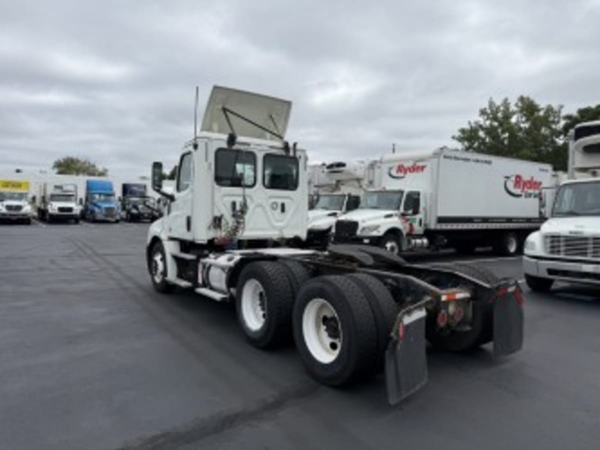 2018 Freightliner Cascadia in Farmingdale, NY — photo 6