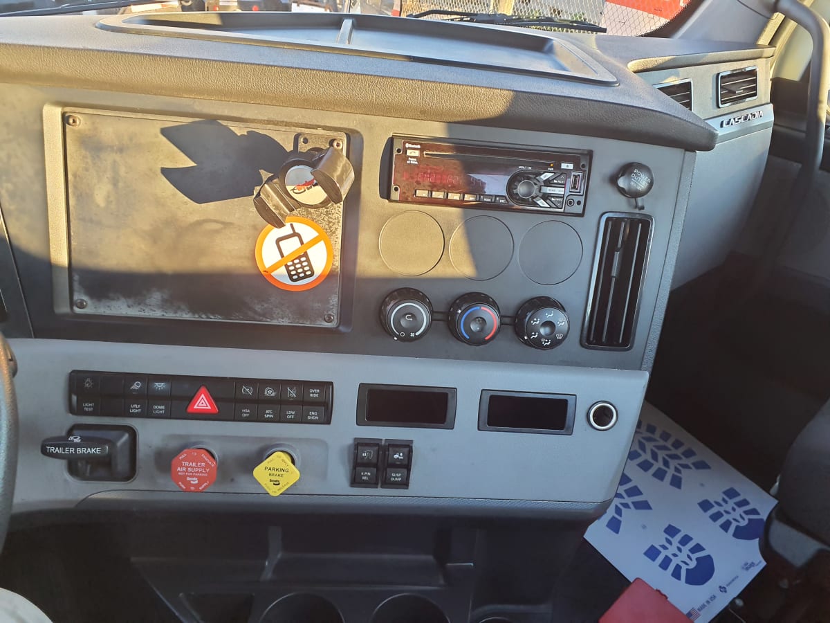 2019 Freightliner/Mercedes NEW CASCADIA 126 803299