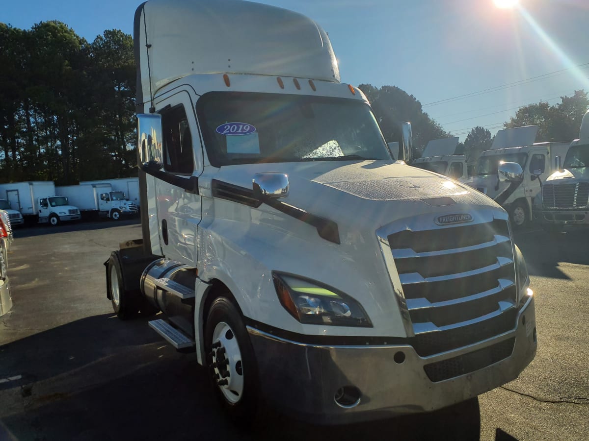 2019 Freightliner/Mercedes NEW CASCADIA 126 803313