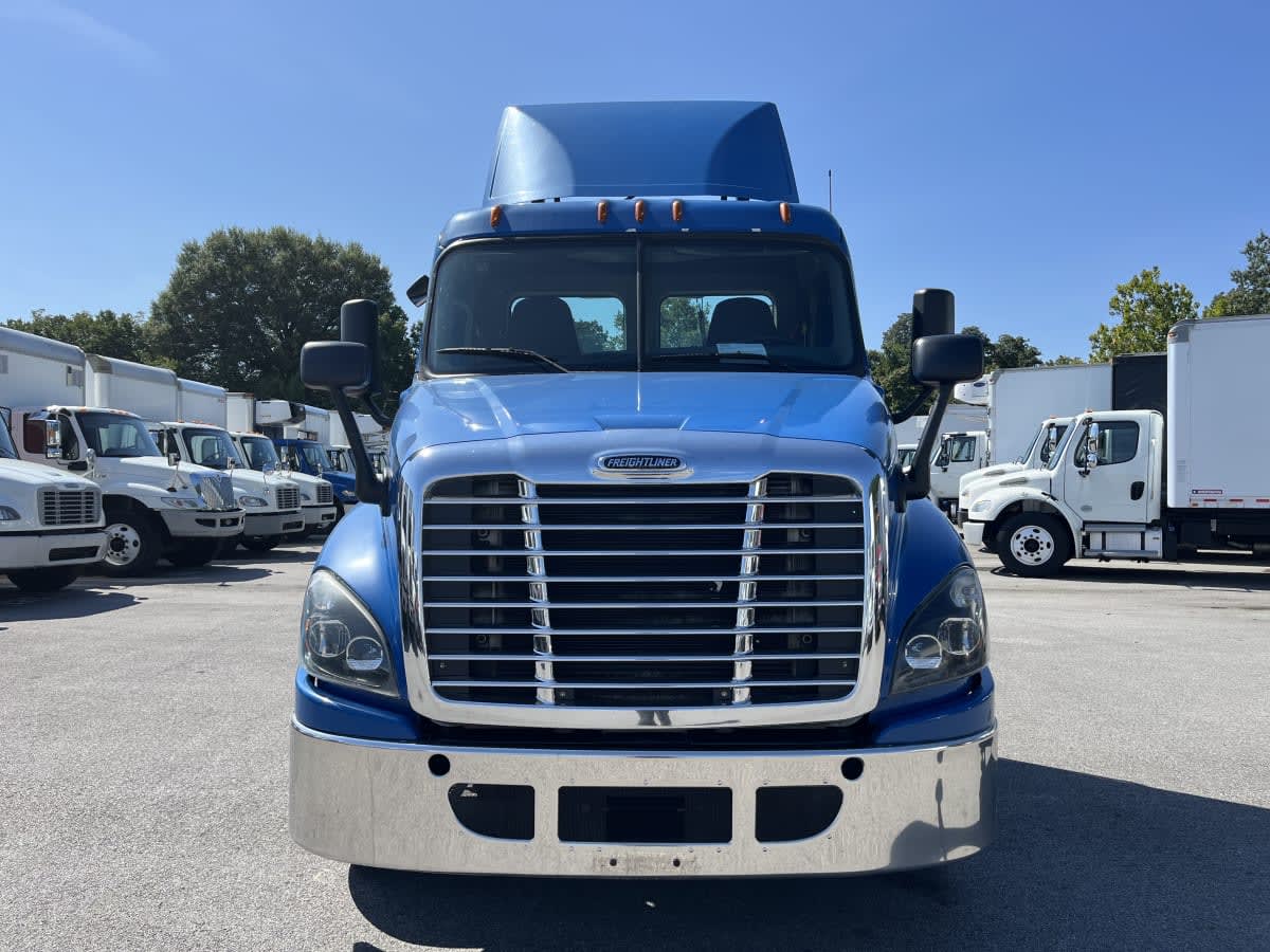 2019 Freightliner Cascadia in Beltsville, MD — photo 2