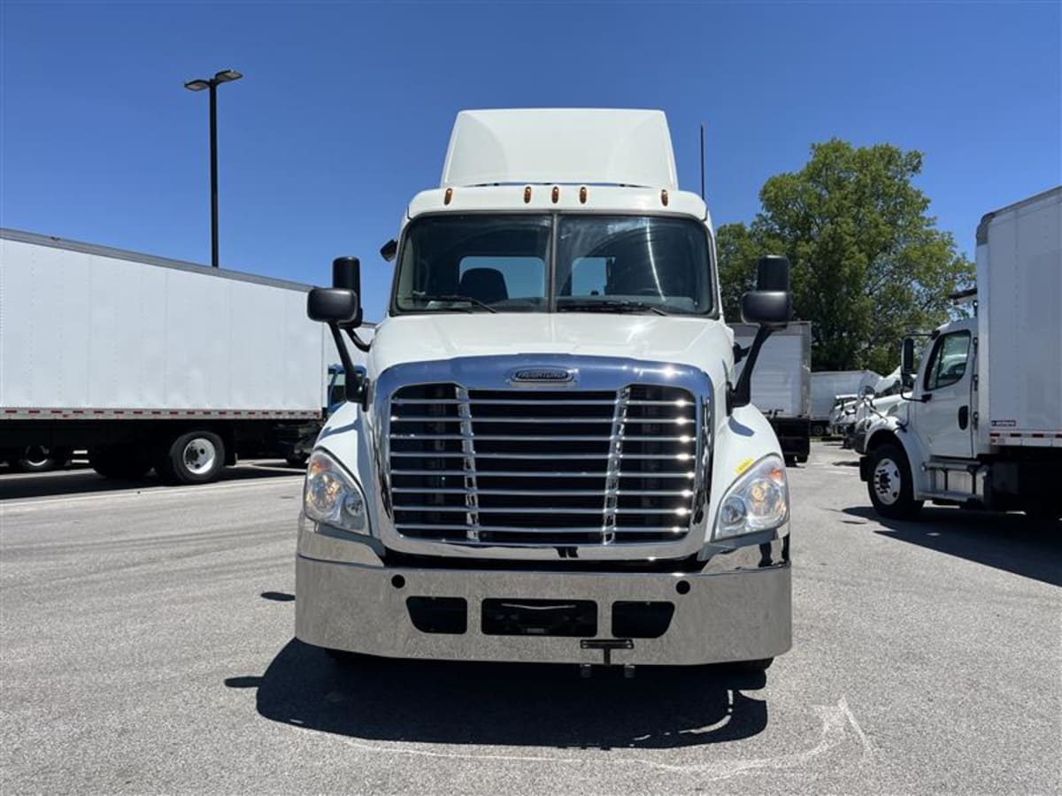 2019 Freightliner Cascadia in Beltsville, MD — photo 2