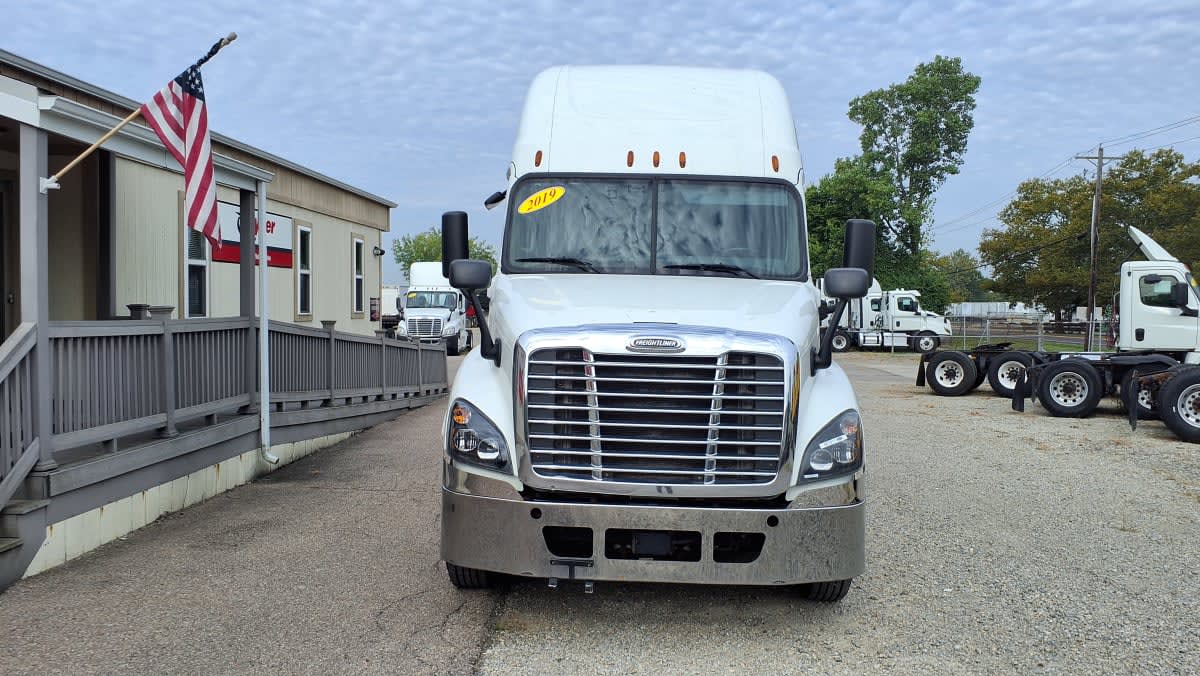 2019 Freightliner Cascadia in West Chester, OH — photo 2