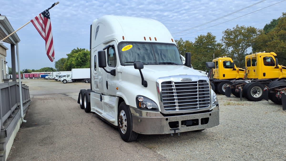 2019 Freightliner Cascadia in West Chester, OH — photo 3