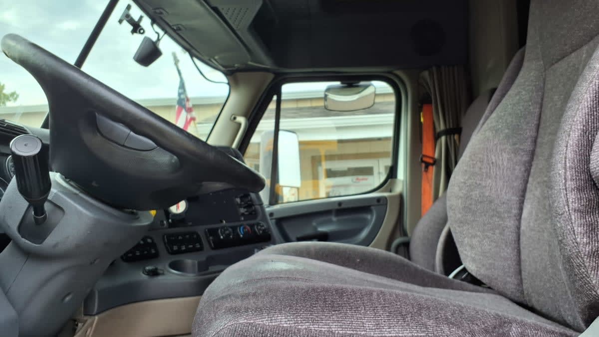 2019 Freightliner Cascadia in West Chester, OH — photo 7