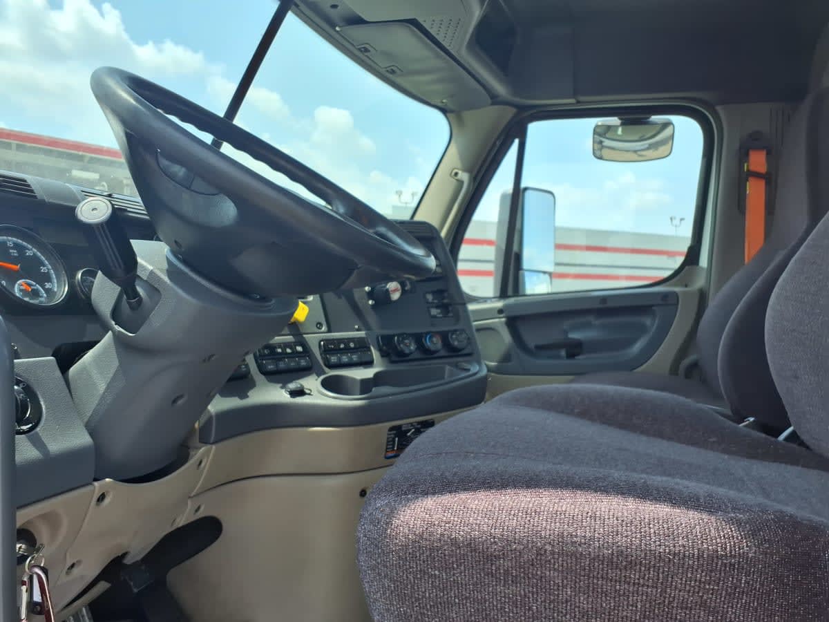 2018 Freightliner Cascadia in Taylor, MI — photo 7