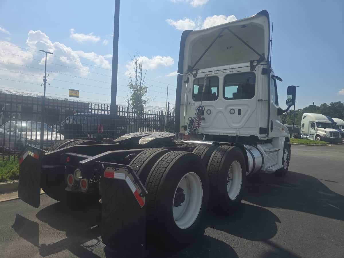 2019 Freightliner Cascadia in Atlanta, GA — photo 4