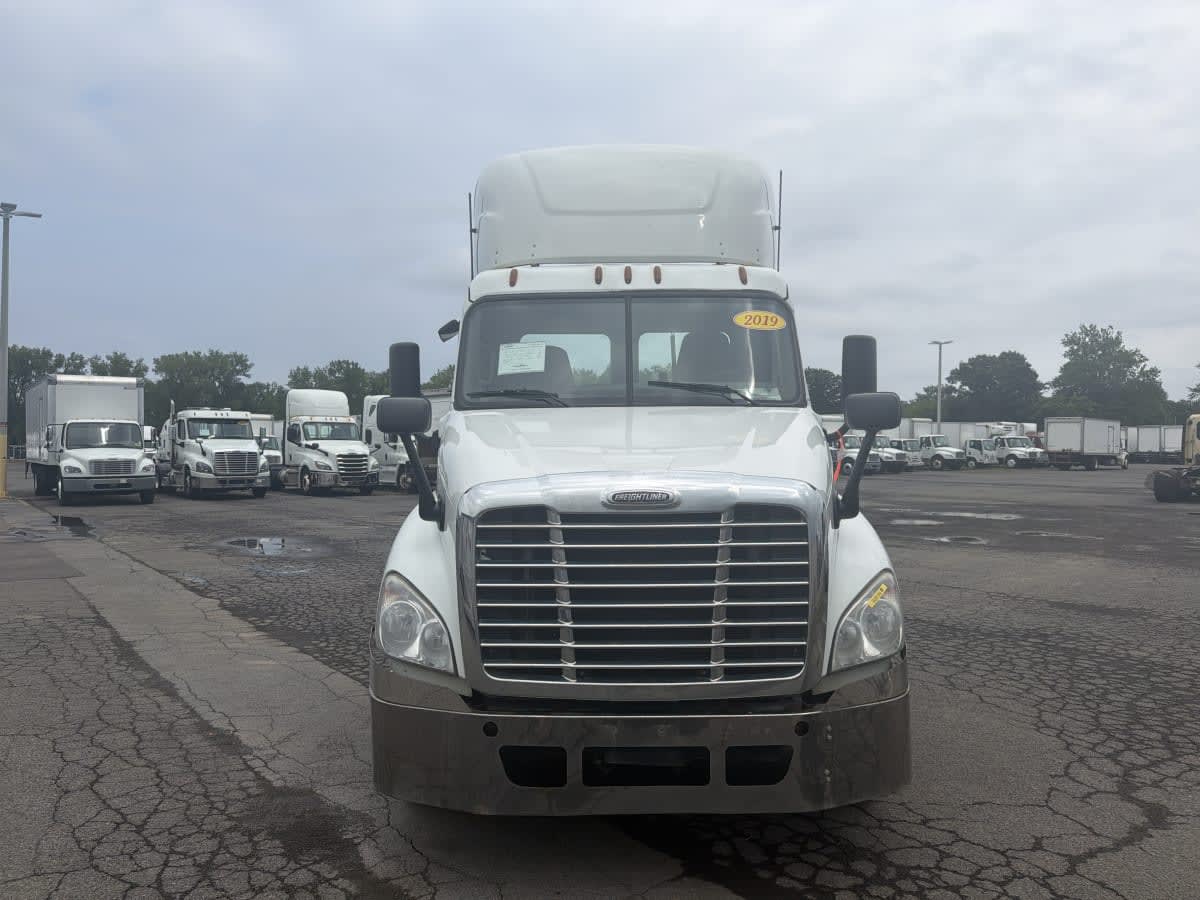 2019 Freightliner Cascadia in Syracuse, NY — photo 2