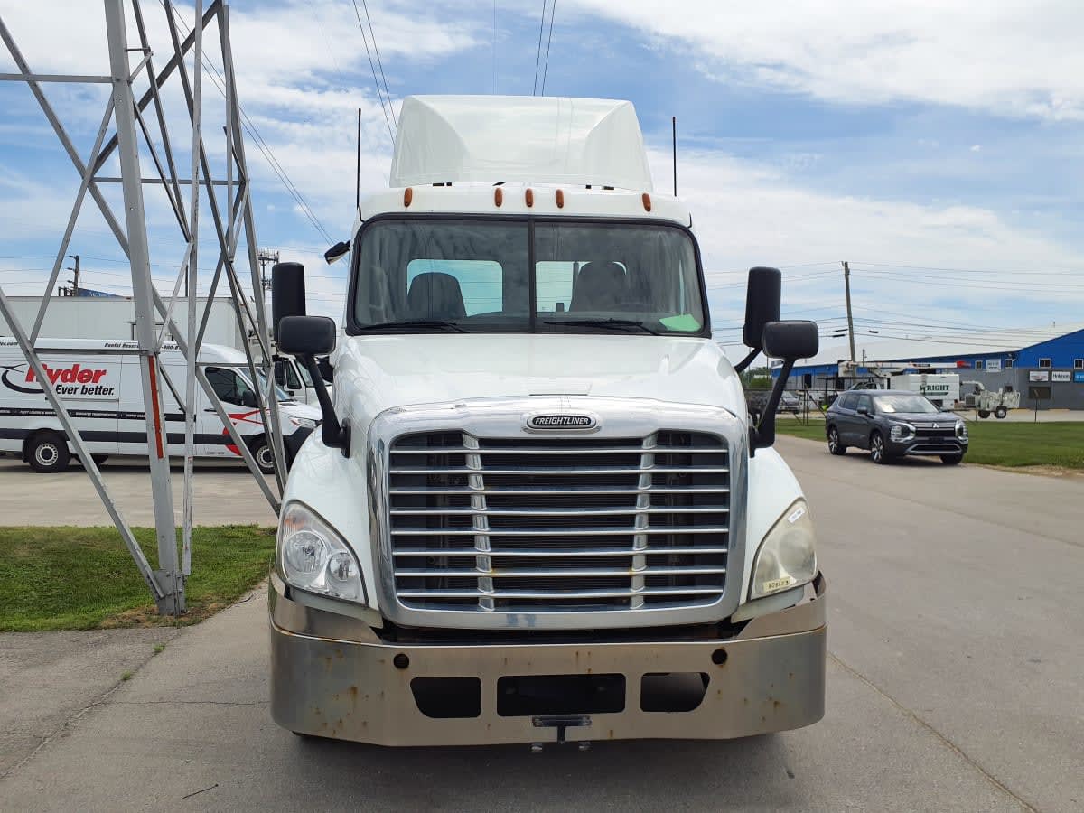 2019 Freightliner Cascadia in Indianapolis, IN — photo 2